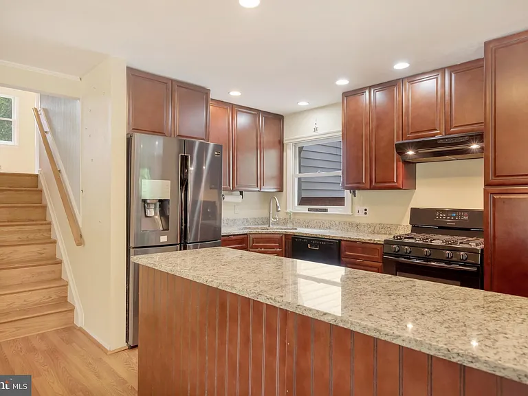 7011 Hadlow Dr — Photo 10