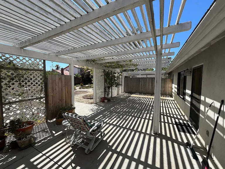 1090 Foxenwood Dr — Photo 11