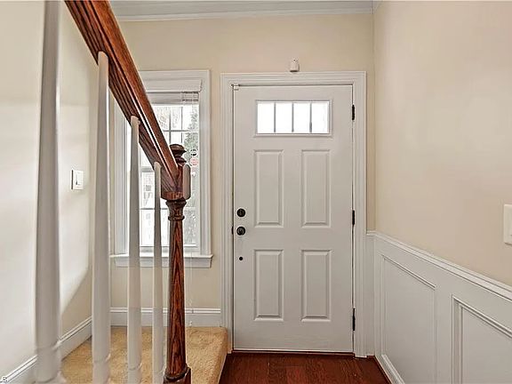3rd image of 1055 Richmond Park Dr