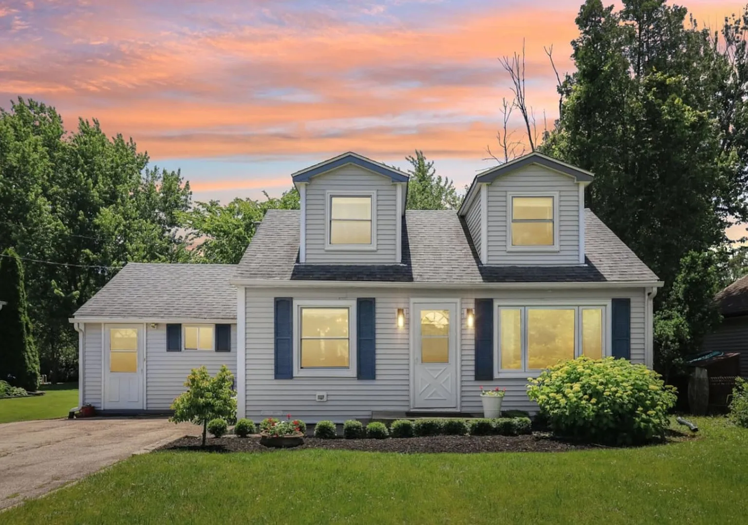 The Center Lake Cape Cod Escape Peaceful Family Waterfront Home with — Photo 1