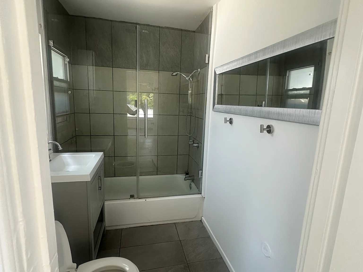 3 bed, 1200 sqft, $3,600 — Photo 2