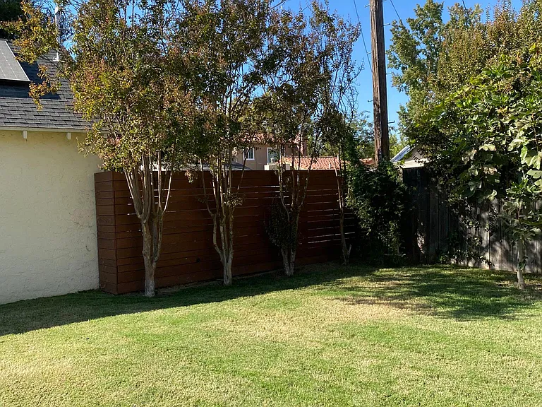 223 E University Ave — Photo 30
