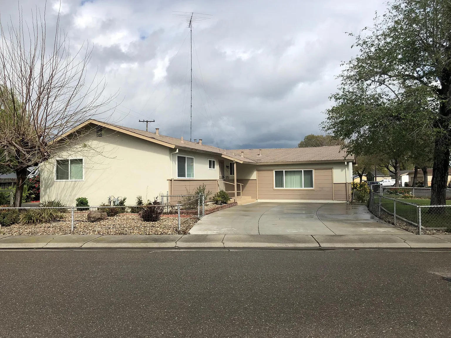2113 Fraser Ave photo 1