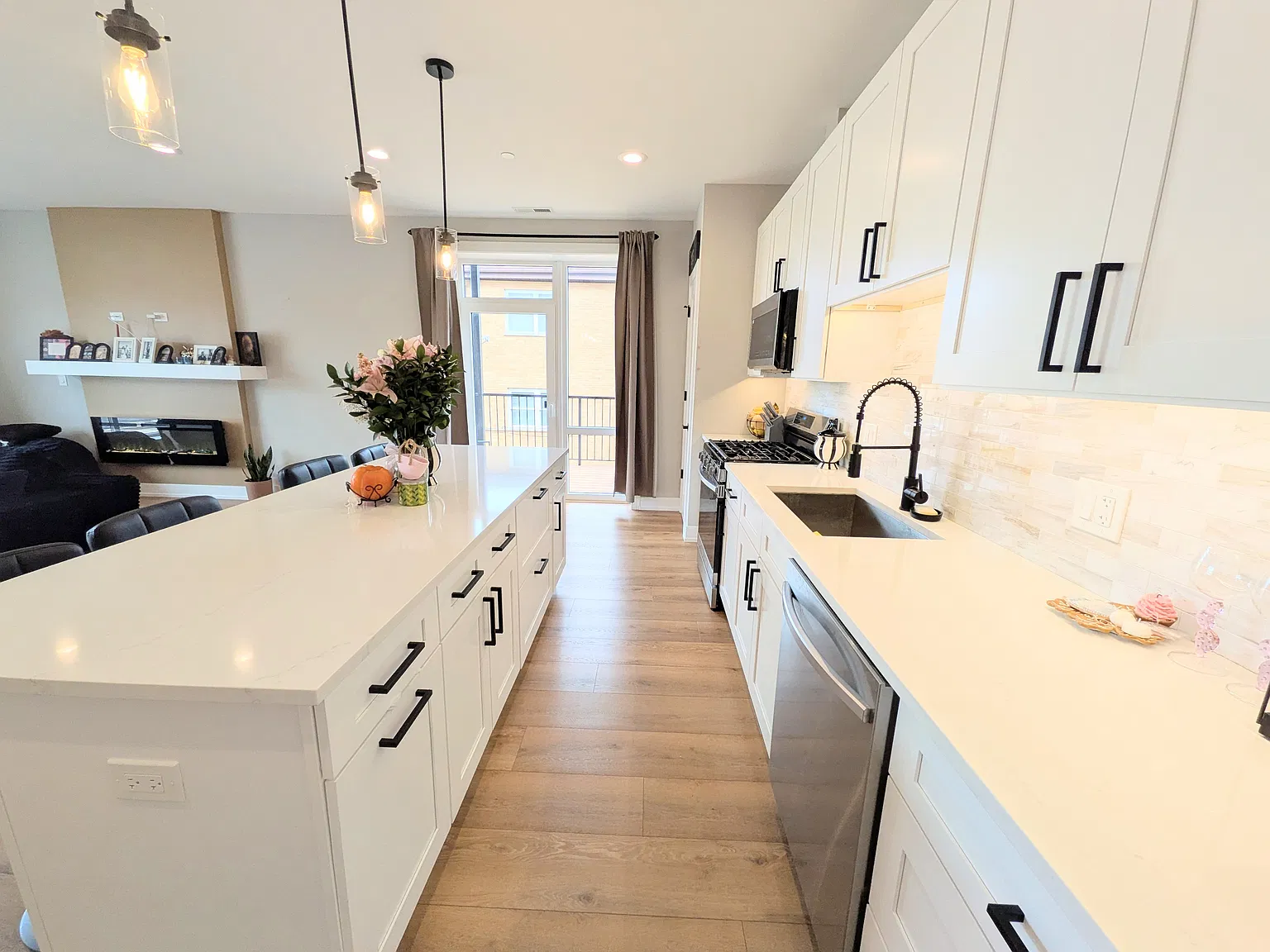 3 bed, 1600 sqft, $3,020 — Photo 1