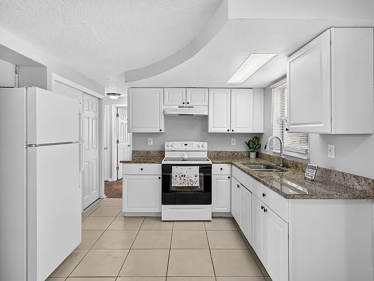 4421 Beacon Square Dr — Photo 6
