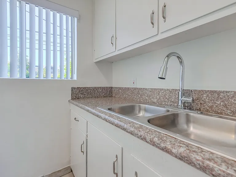 2425-2431 S Ridgeley Dr — Photo 30