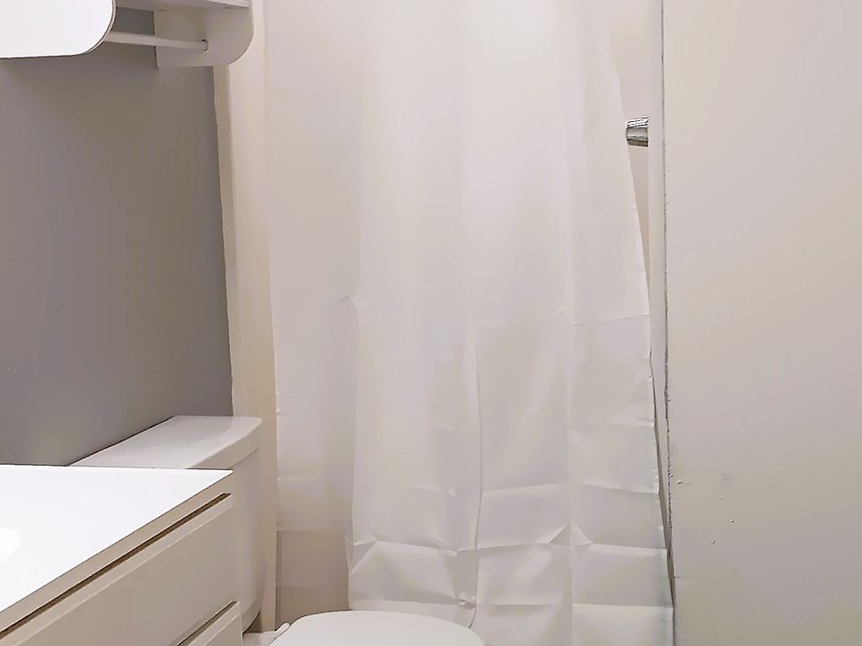 Bathroom off hallway pic (On-suite full bath Not pictured)