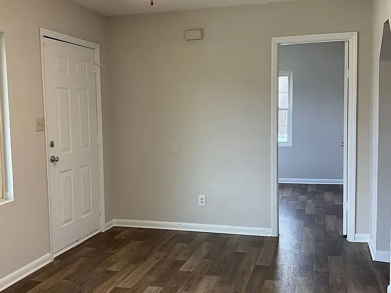 1043 Mountain Crest Dr — Photo 4