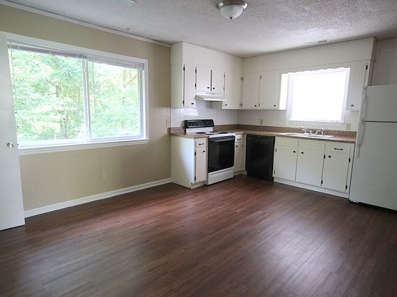 3rd image of 6221 Hansley Dr #B