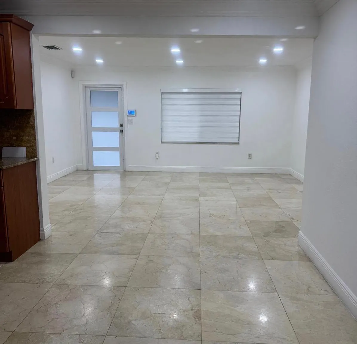 3 bed, 2.0 bath, 1304 sqft, $3,900 — Photo 3