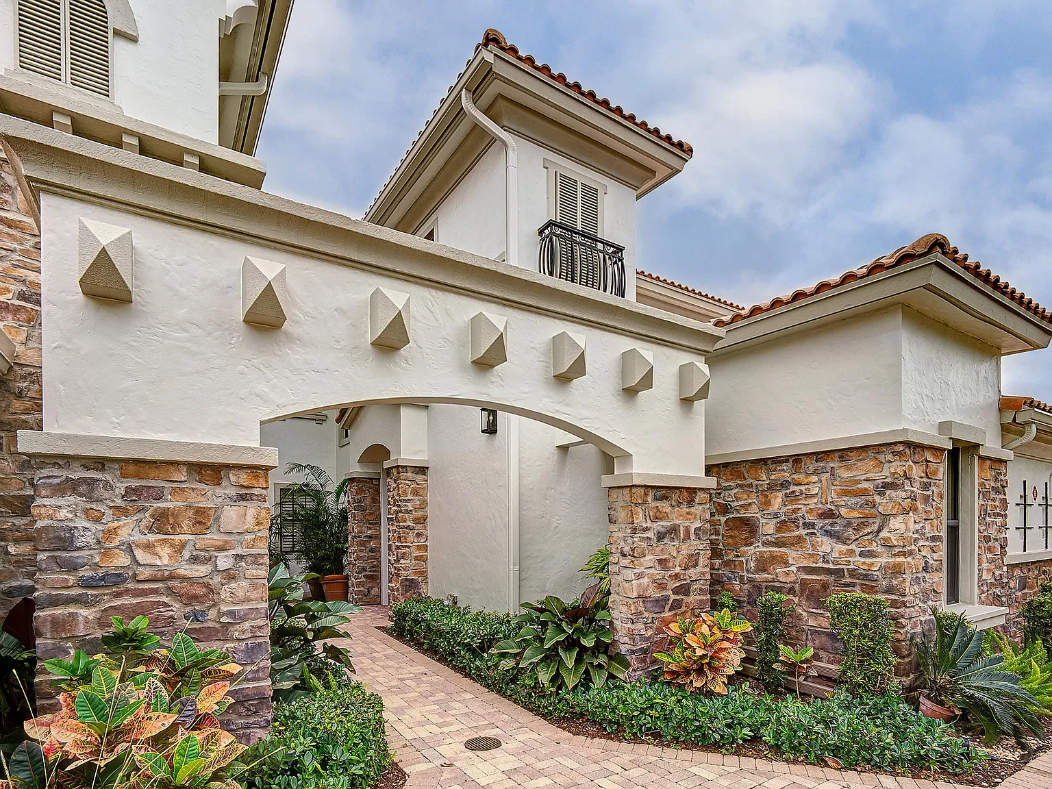 4 bed, 2.0 bath, 2288 sqft, $6,500 — Photo 2