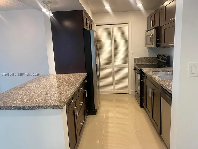 100 Lakeview Dr #316 — Photo 9