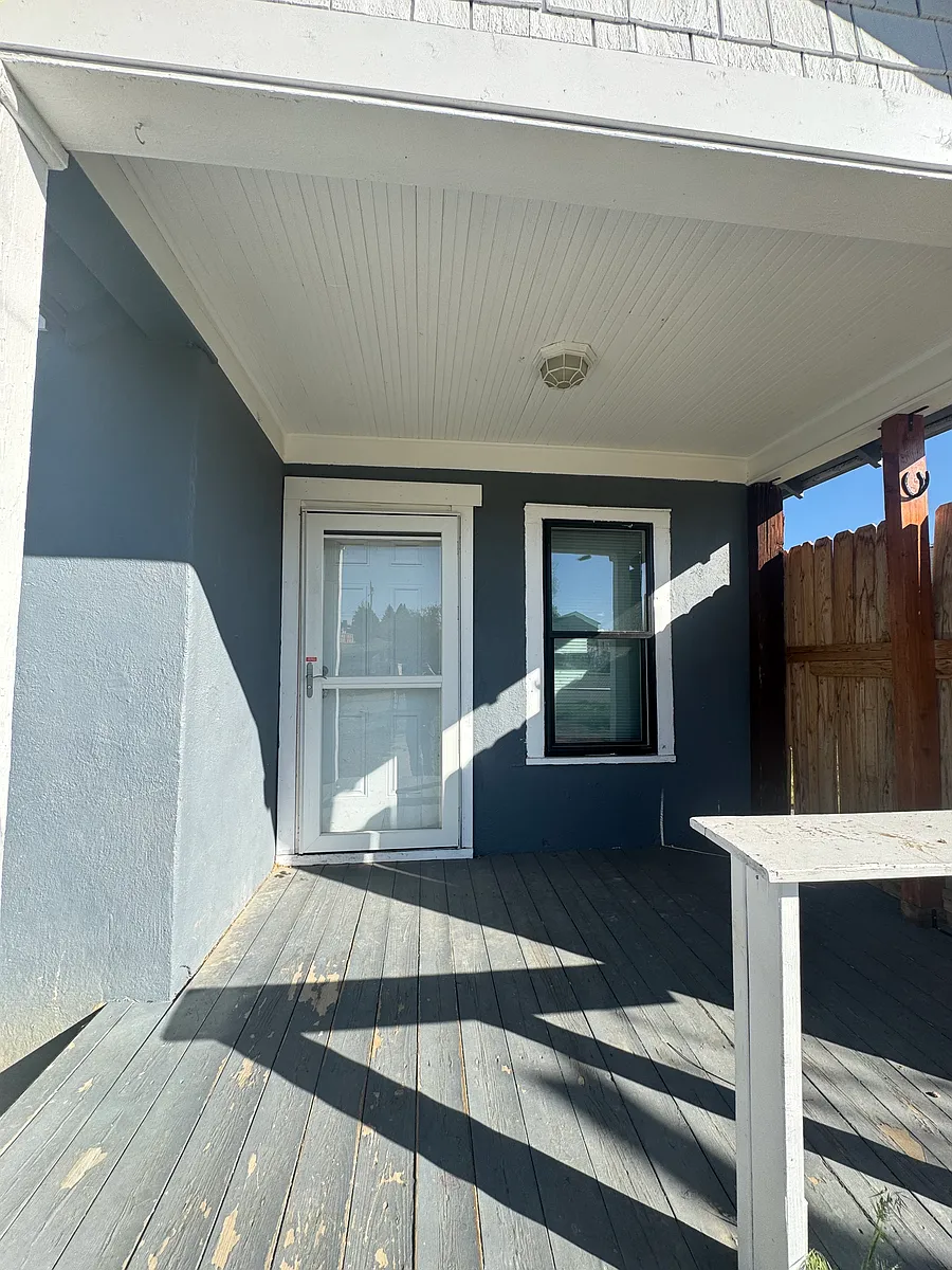 Building Photo - 515 W 2nd St