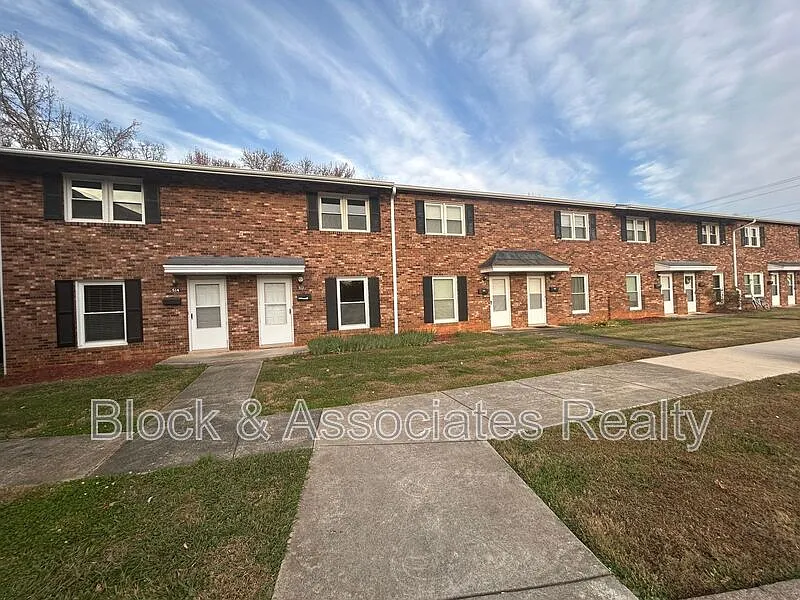 Building Photo - 514 S Cherry St