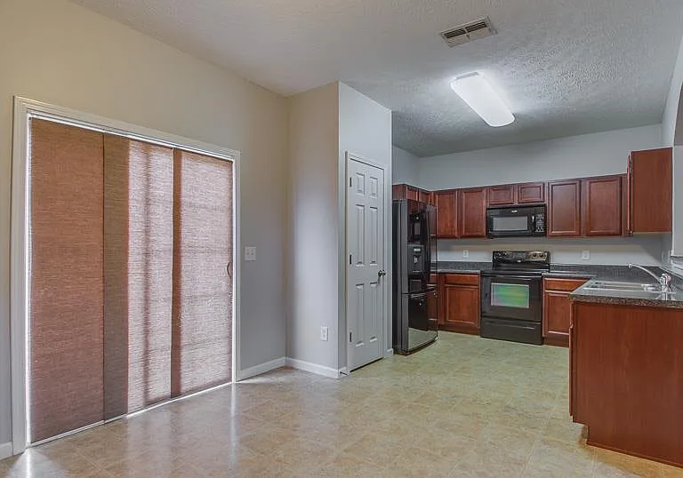 1058 Ashmore Dr — Photo 5
