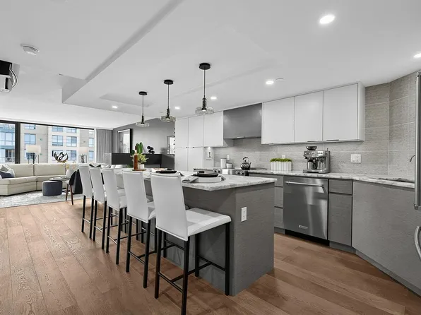 2201 Pine St #907, Vancouver, BC V6J 5E7