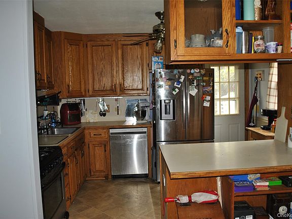 3rd image of 8 Shenandoah Boulevard