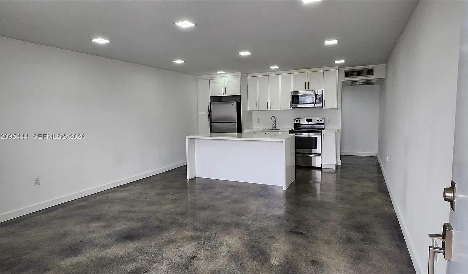 No Bay White House No 4 C — Photo 2