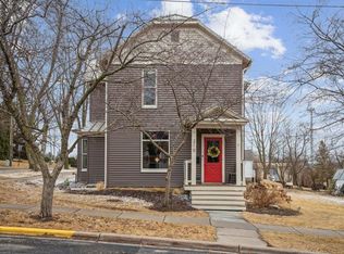 215 Bayley Ave, Platteville, WI 53818