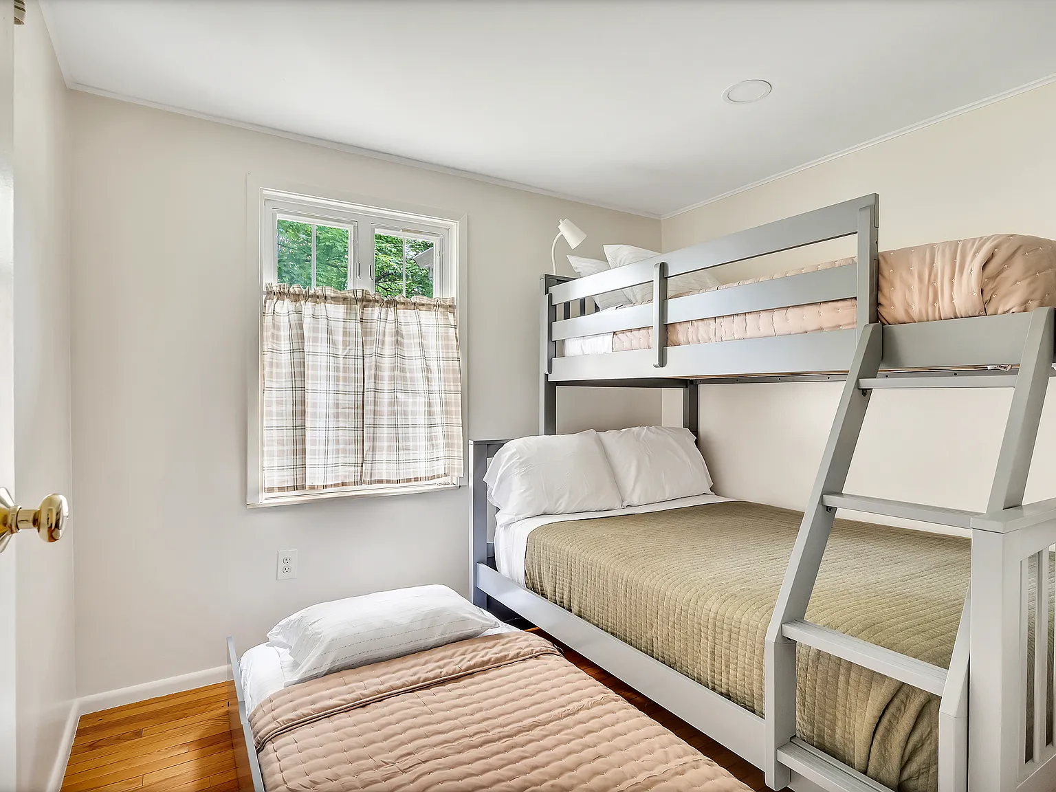 4 bed, 1375 sqft, $3,750 — Photo 3