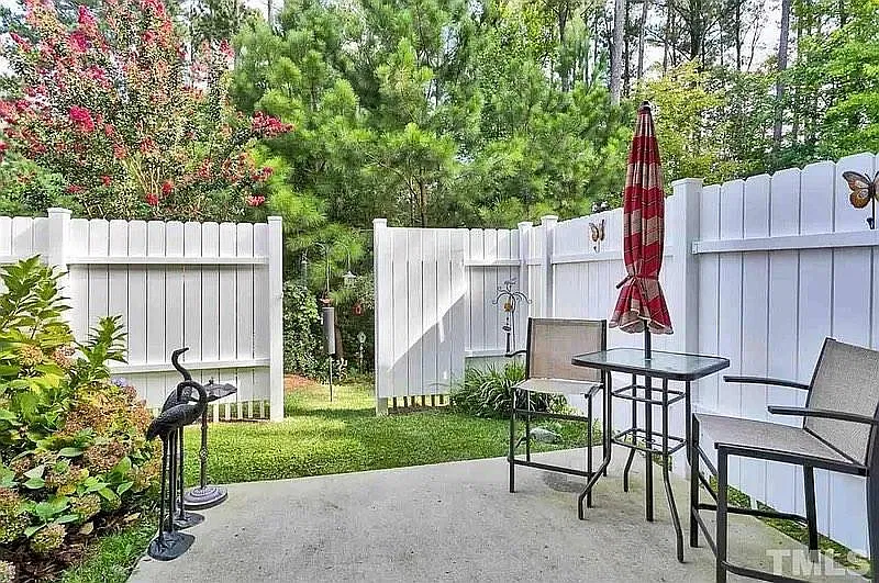 3 bed, 2.5 bath, 1420 sqft, $2,200 — Photo 2