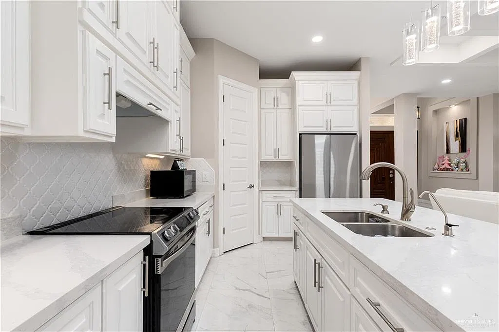 3 bed, 2.0 bath, 2114 sqft, $2,500 — Photo 2