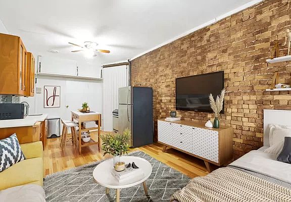 2nd image of 206 E 7th St APT 3
