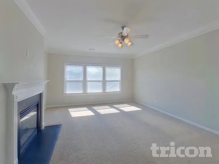 527 W Saddletree Dr — Photo 2