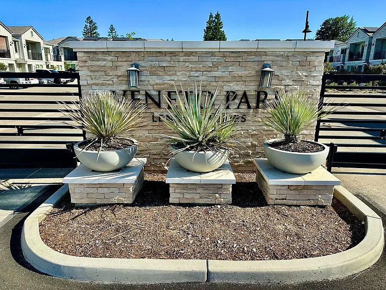 580 N Adler Ln — Photo 35