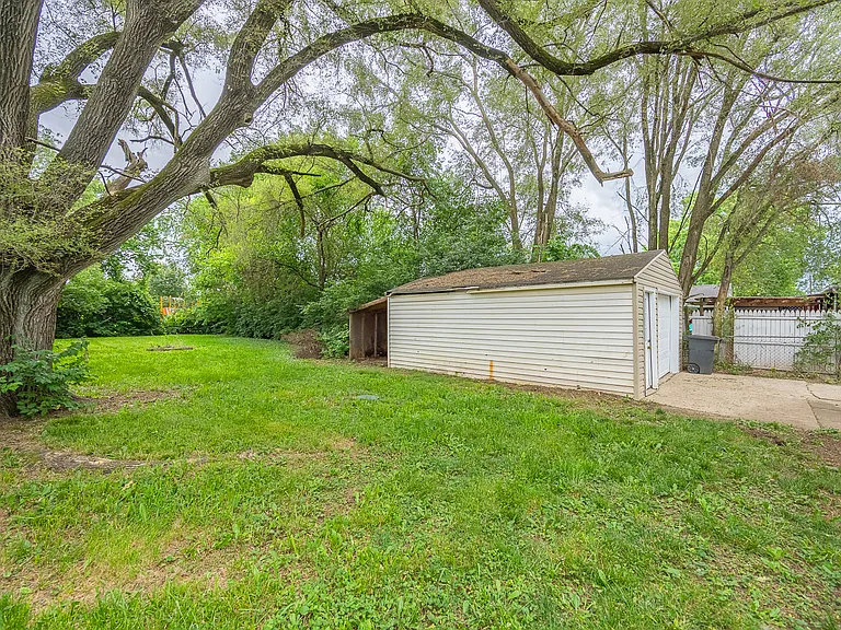 2903 Roslyn Dr — Photo 3