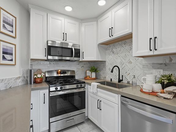 3rd image of 2036 Lincoln Ave