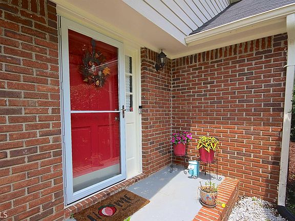 4th image of 190 Fairfield Cir