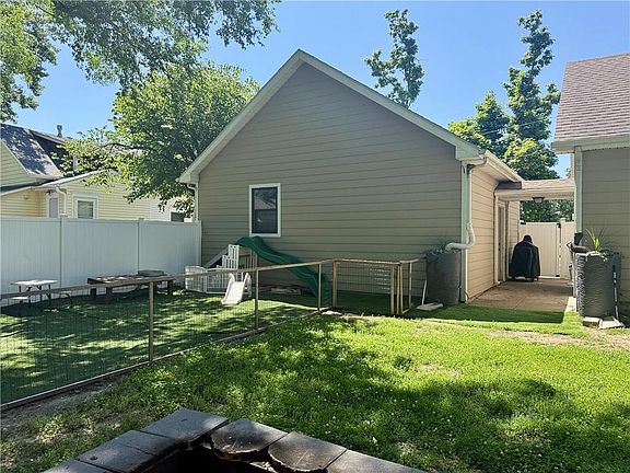 4th image of 208 S Beaubein St