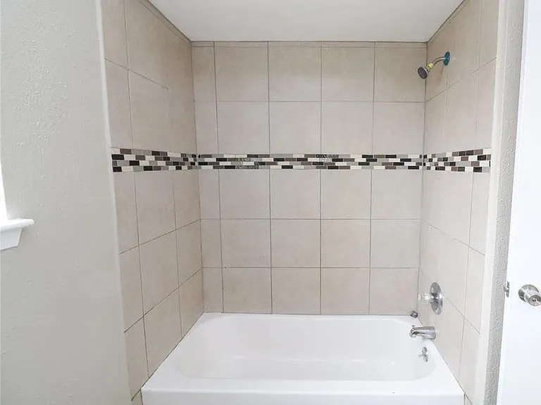 6111 Briar Glade Dr — Photo 14
