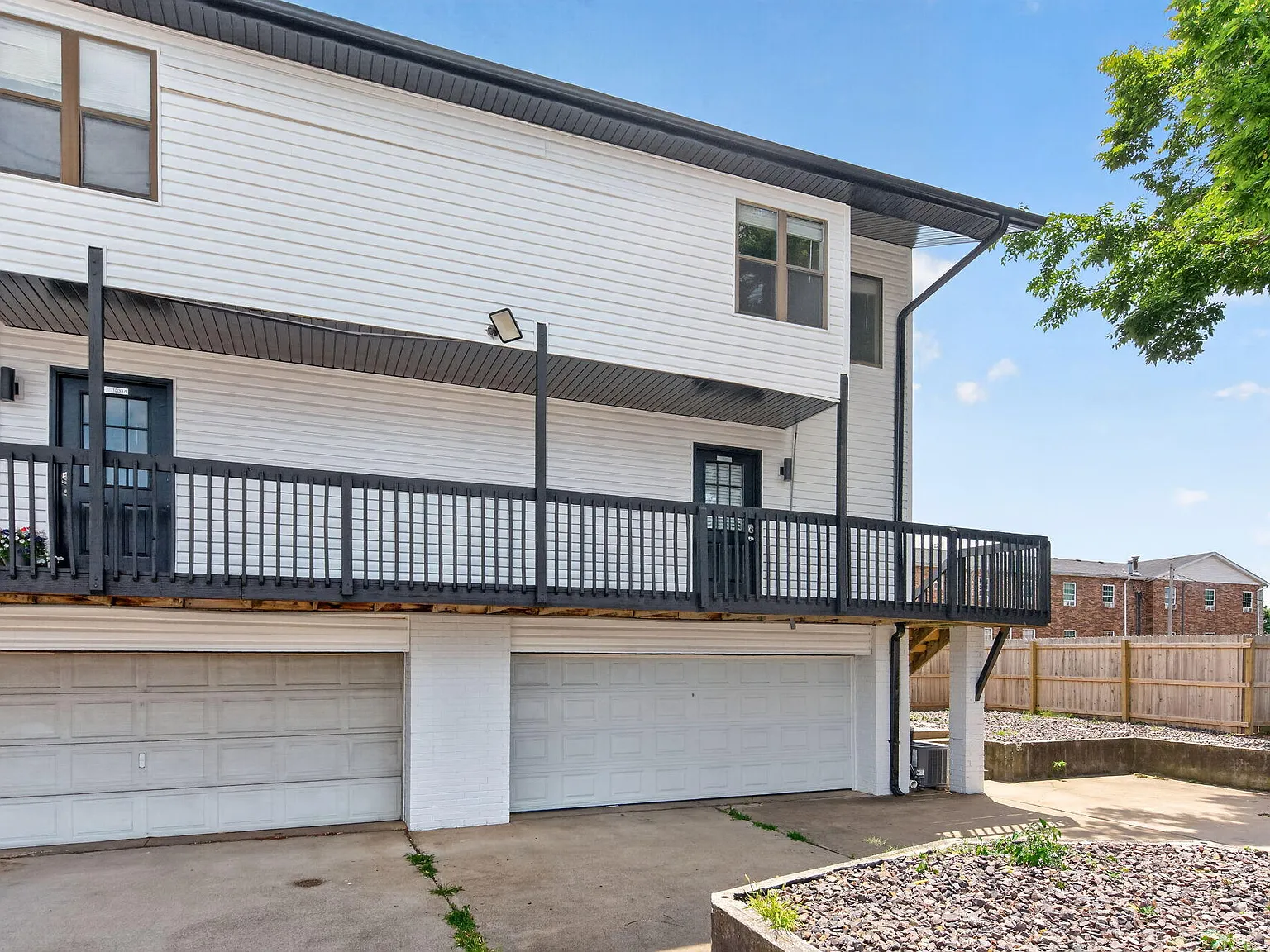 2 bed, 1.0 bath, 925 sqft, $1,150 — Photo 2