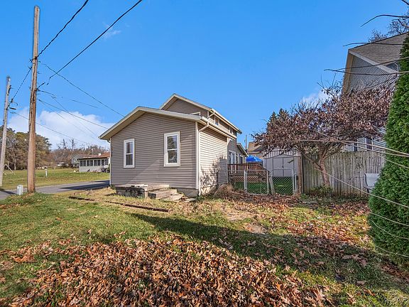 3rd image of 2750 Maude St