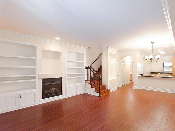 3rd image of 12745 Moorpark St #111
