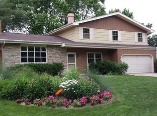 536 Northgate Rd, Lindenhurst, IL 60046