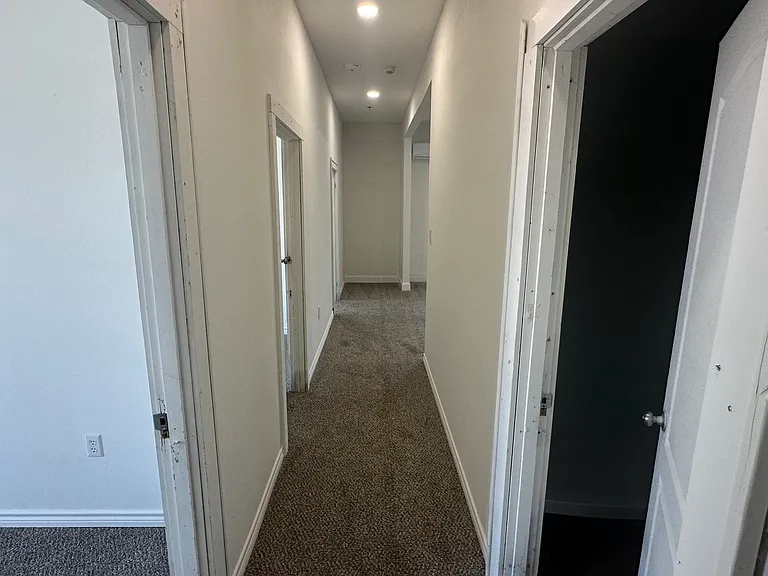 283 S Sam Houston Blvd — Photo 3
