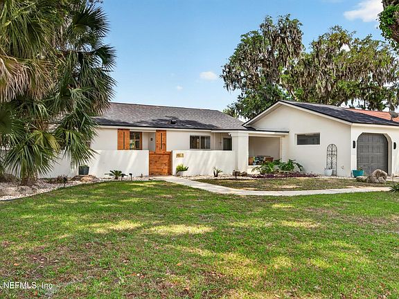 3rd image of 8 FERNWOOD Lane