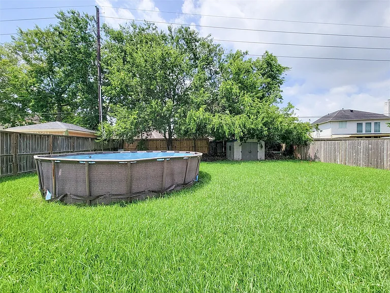 16807 Sussex Dr — Photo 33