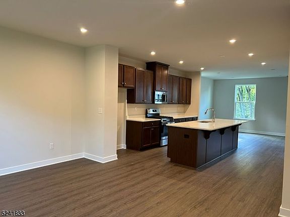 5th image of 29 Peckwell St #39
