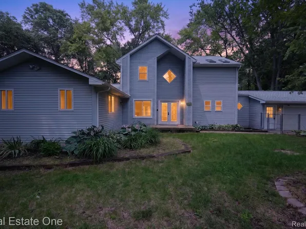 904 N Park St, Highland, MI 48356