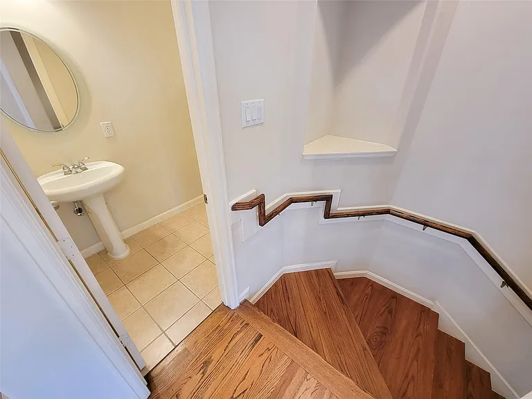 604 Reinerman St — Photo 8