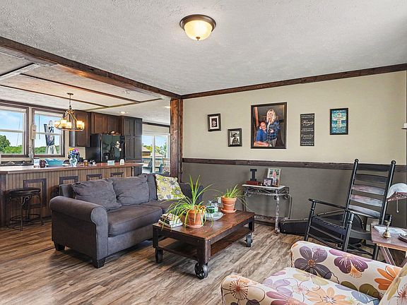 3rd image of 134 Blue Jay Cir