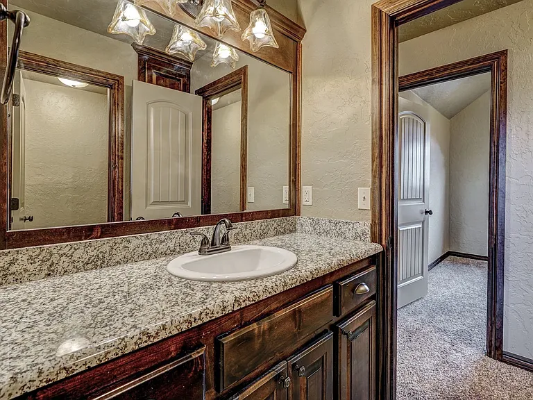 905 Samantha Ln — Photo 41