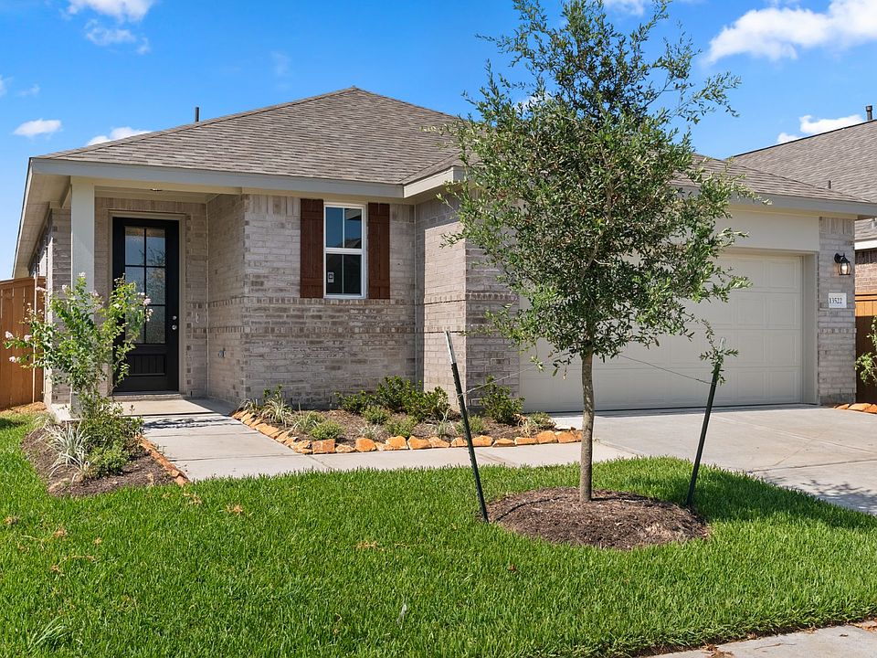 Welcome home to 13522 Rain Lily Drive located in the Lago Mar community and zoned to Dickinson ISD.