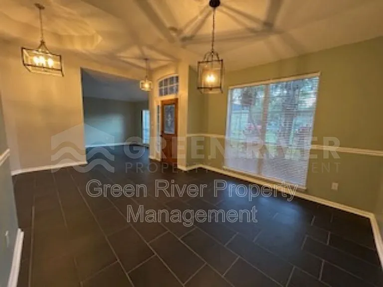 1559 Lakeway Dr — Photo 2