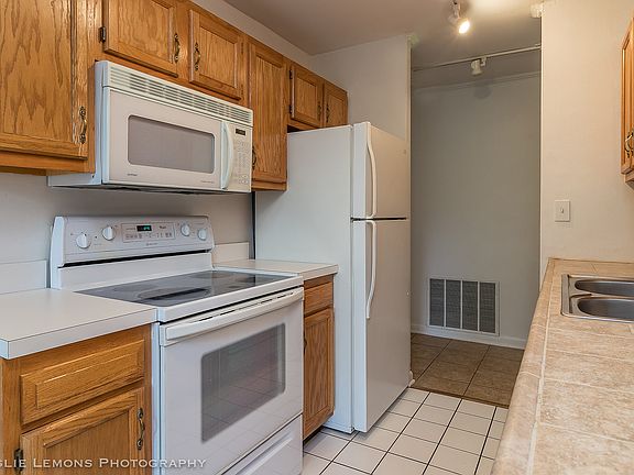 4th image of 5810 Oakwood Dr Unit 3L