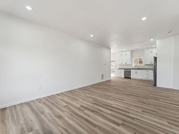 3rd image of 2432 Russell Ct